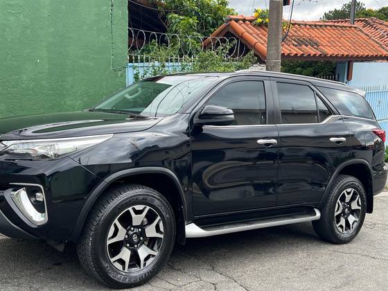 TOYOTA HILUX SW4 2.8 SRX DIAMOND 4X4 7 LUGARES 16V TURBO INTERCOOLER DIESEL 4P AUTOMÁTICO